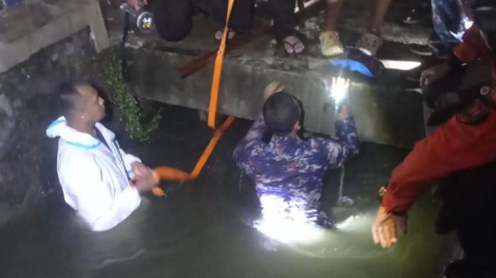 BREAKING NEWS: 2 Anak Hanyut di Selokan Pedurungan Semarang saat Hujan Deras, 1 Ditemukan Tewas