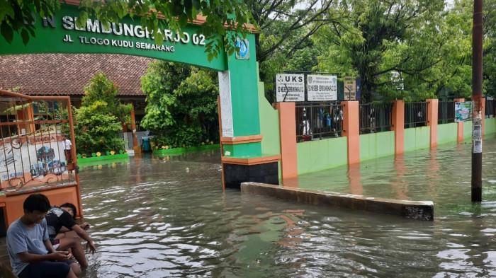 "Kalau Besok Hujan Tidak Usah ke Sekolah, Belajar Daring" Imbas 36 SD Terendam Banjir di Semarang