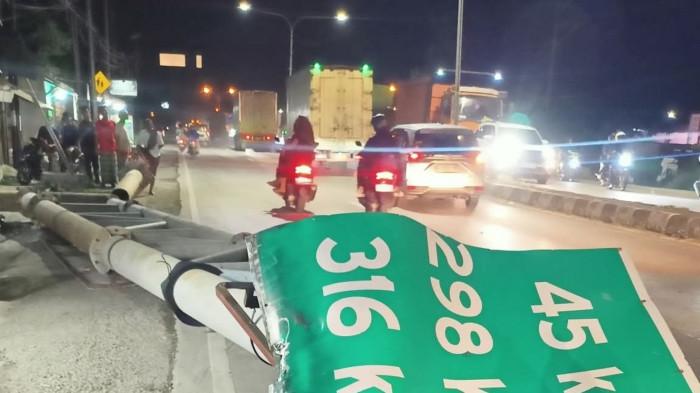 Tiang Penunjuk Arah Roboh Macetkan Pantura Brebes gegara Ditabrak Truk Tinggi Muatan Berlebih