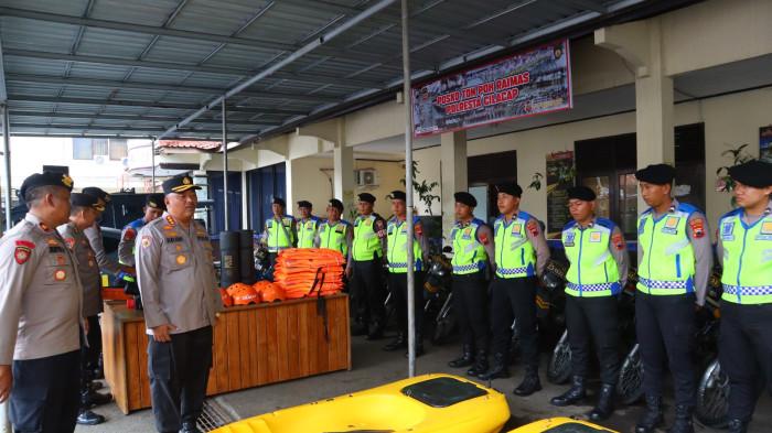 Kapolresta Cilacap Pastikan Peralatan SAR Siap Hadapi Potensi Bencana di Musim Hujan