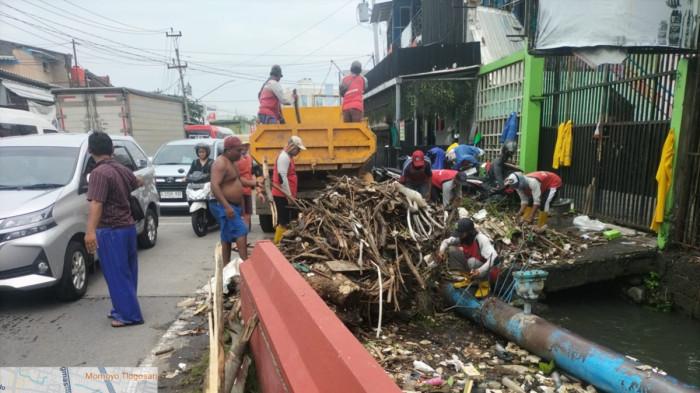 DPU Kota Semarang Kerahkan Seluruh Tenaga Lapangan di Tengah Hujan untuk Bersihkan Sampah di Saluran