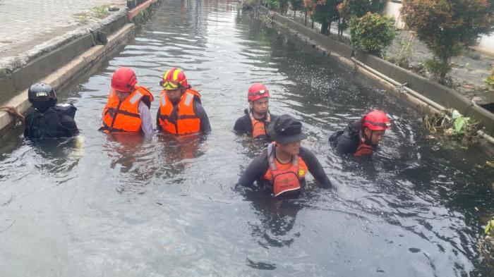 Nasib Bocah 9 Tahun Hanyut di Selokan Semarang Belum Ditemukan, Relawan Terkendala Banyaknya Sampah