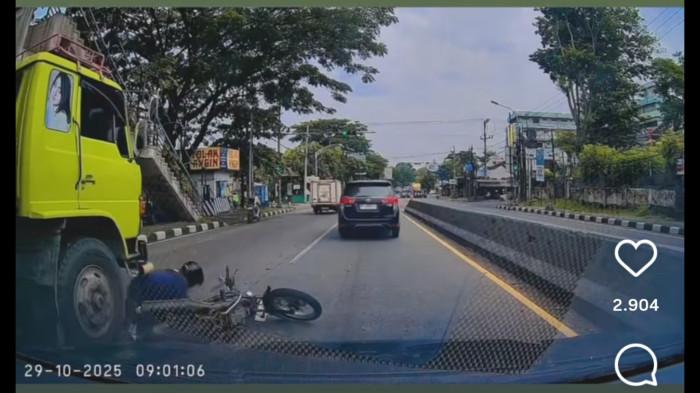 Video detik-detik seorang pengendara sepeda motor nyaris terlindas truk di Banyumanik Kota Semarang viral di media sosial