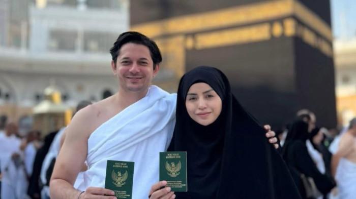 Andrew Andika Pamer Buku Nikah di Depan Kabah Bersama Violentina Kaif, Sudah Menikah?