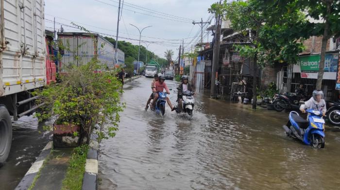 Belasan Motor Mogok Usai Terobos Banjir di Genuk Semarang, Suparman: Airnya Lebihi Ketinggian Mesin
