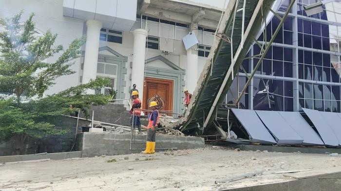 Akan Dibangun Ulang, Atap Teras Kantor Pemerintahan Terpadu Brebes yang Ambruk Mulai Dibongkar Total
