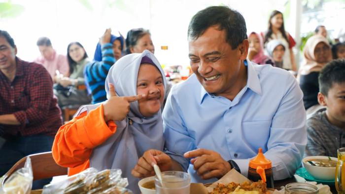 Cara Ahmad Luthfi Berbagi Kebahagiaan dengan Penyandang Difabel di Jawa Tengah