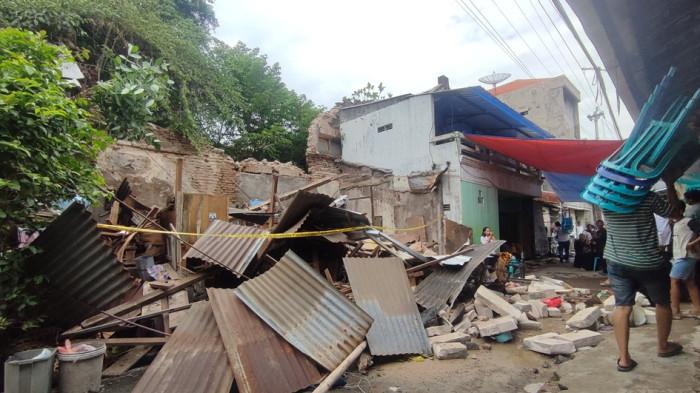 Empat Warga Semarang Tertimpa Tembok Ambruk Bangunan Tua, 1 Ibu Rumah Tangga Tewas, 2 Balita Selamat