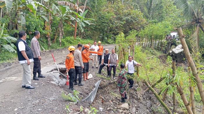 Tanah Gerak Bertahap Rusak Jalur Utama Kaliwiro-Lamuk Wonosobo, Jalan Makin Amblas Setiap Kali Hujan