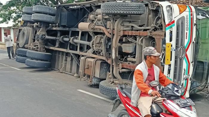 Truk Muatan Triplek Terguling di Pantura Tanjung Brebes, Arus Lalulintas Tersendat