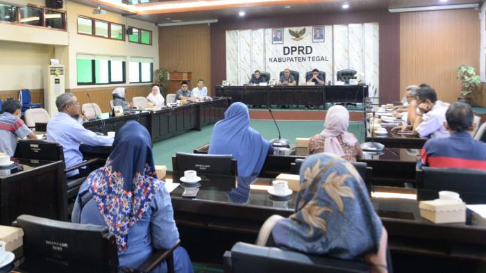 Pedagang Pasar Margasari Mengadu ke DPRD Kabupaten Tegal: Pasar Sepi, Dagangan Tak Laku