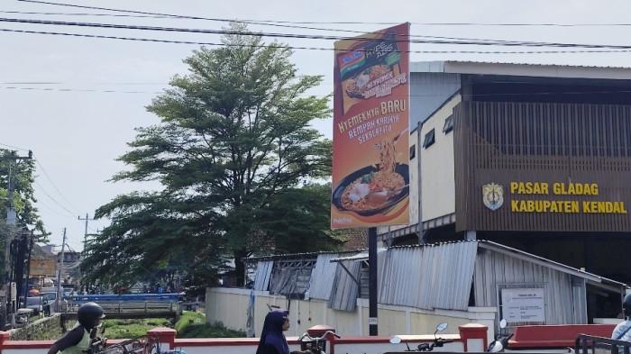 Wabup Benny Karnadi Soroti Tiang Reklame Berdiri di Area Sungai Aji Kendal: Bongkar!