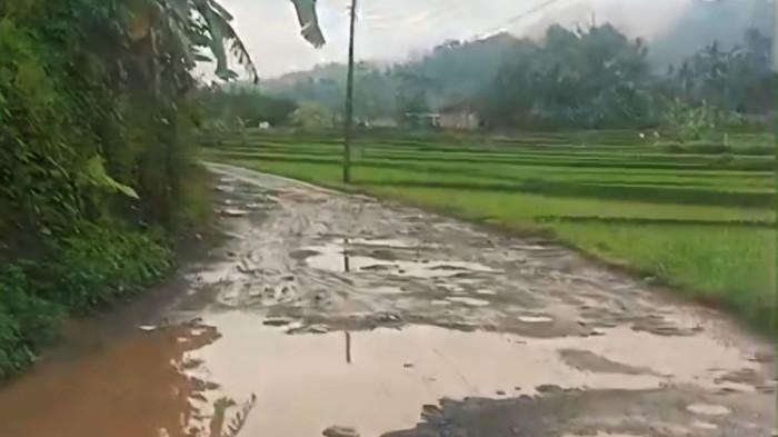 Viral Jalan Rusak di Karangrejo Purworejo, Warga Menyebut Sungai Kering