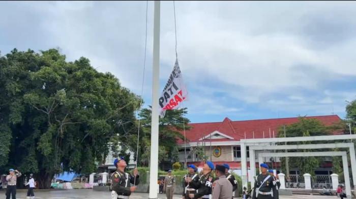 Polisi Turunkan Bendera AMPB yang Dikibarkan di Alun-Alun Pati