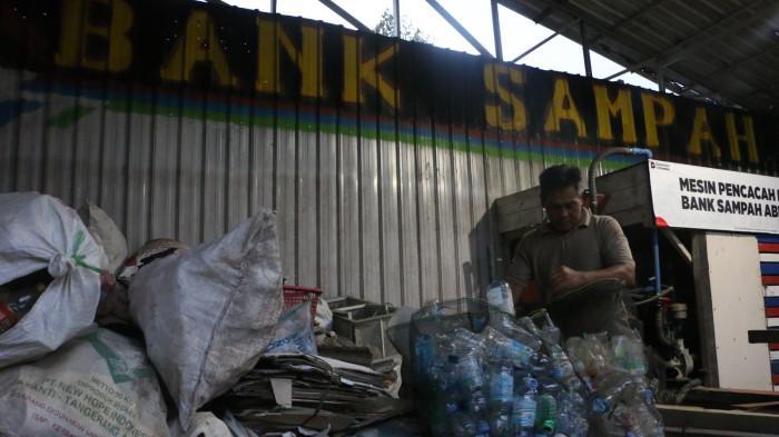 20251031_Pengelola Bank Sampah Abhipraya Kelurahan Kutawaru, Cilacap_1