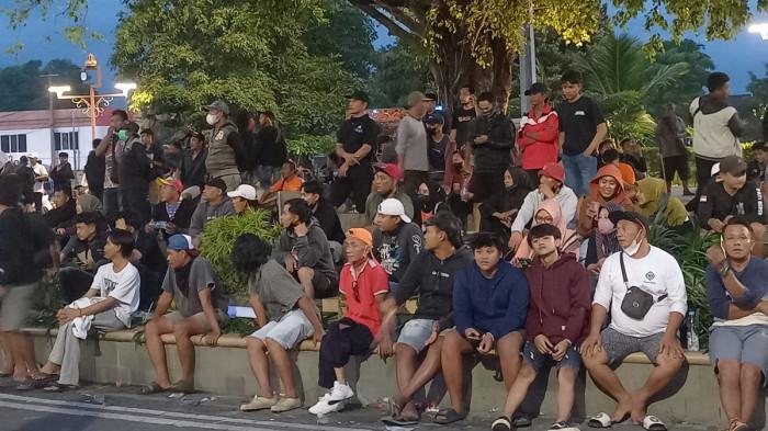 BERTAHAN - Peserta aksi masih bertahan di Alun-alun Pati, Jumat (31/10/2025). Mereka menunggu hasil sidang paripurna hak angket pemakzulan Bupati Pati.