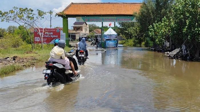 Wisatawan Nekat Liburan Meski Rob: Pesona Pantai Ngebum Kendal Tak Tergoyahkan Banjir 30 cm