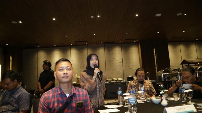 Para jurnalis dan dewan juri berdiskusi dalam sesi talkshow #TintaInspirasi2025 di Hotel Aruss Semarang, ajang apresiasi bagi karya jurnalistik seputar industri hasil tembakau di Indonesia.