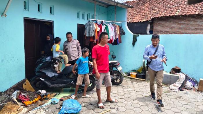 CEK LOKASI - Anggota Polsek Pekalongan Selatan mengecek rumah kos yang terbakar, Minggu (2/11/2025). Kebakaran diduga akibat ledakan tabung gas elpiji 3 kilogram.