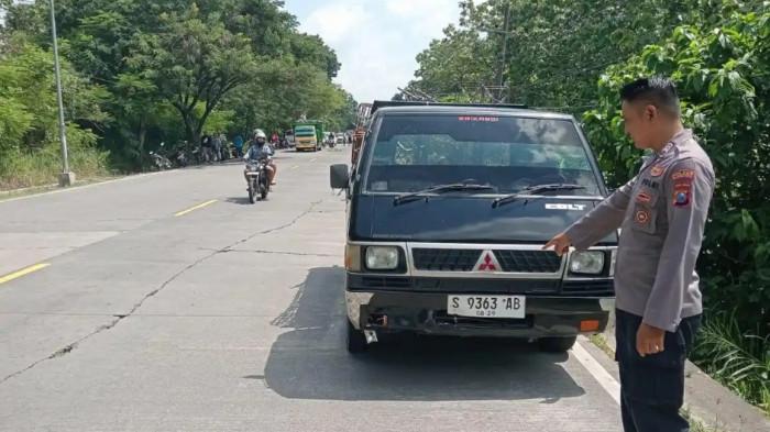 KECELAKAAN MAUT - Kecelakaan maut menewaskan pemotor di Bojonegoro Jawa Timur. Korban tewas setelah motor yang dikendarainya bertabrakan dengan pickup Jalan raya Bojonegoro - Ngawi tepatnya diwilayah Desa Prangi Kecamtan Padangan Kabupaten Bojonegoro pada senin (3/11/2025). (TribunJatim.com/Misbahul Munir)