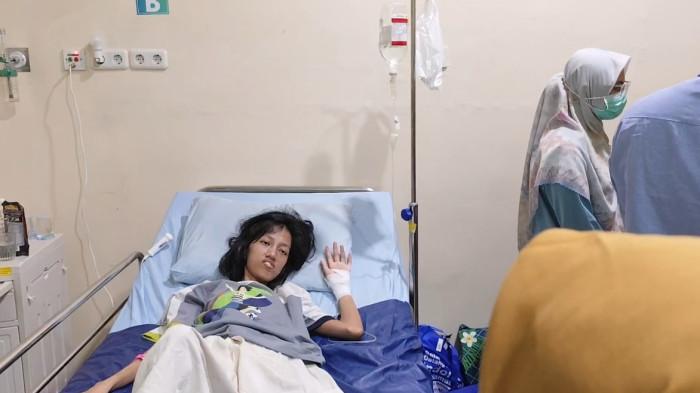 LEMAS - Kondisi Intan Ayu Sulistyowati terkulai lemas di RS Muhammadiyah Boja Kendal, Senin (3/11/2025). Ia bersama kakaknya Putri Setia Gita Pratiwi dirawat di rumah sakit karena tidak makan hampir sebulan dan hanya minum air sumur rebusan.
