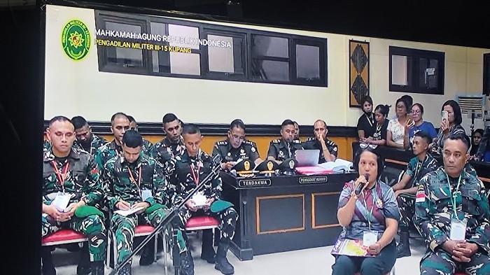 SIDANG - Kedua orang tua almarhum Prada Lucky Namo, memberikan keterangan sebagai saksi dalam persidangan kematian Prada Lucky Namo di Pengadilan Militer Kupang. 
