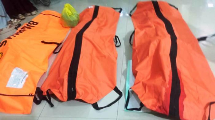 KORBAN HANYUT - Puskesmas Singorojo 1 menerima tiga kantong jenazah korban hanyut di sekitar Wisata Tubing Genting Dusun Jolinggo, Desa Getas, Kecamatan Singorojo, Kabupaten Kendal, Selasa (4/11/2025). Korban adalah mahasiswa KKN UIN Walisongo Semarang.