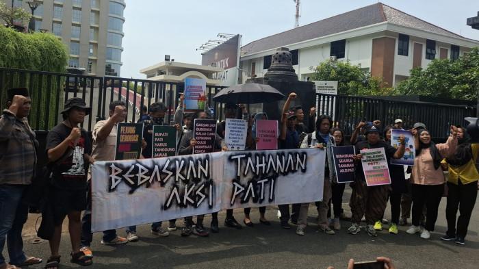 GERUDUK POLDA - Ratusan warga Pati mendatangi Polda Jateng untuk menuntut dua pentolan AMPB dibebaskan, Kota Semarang, Selasa (4/11/2025).