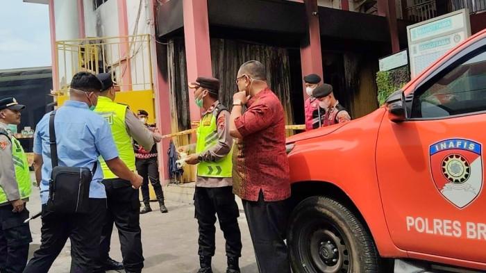 OLAH TKP - Polisi olah TKP lokasi kebakaran toko RJ Home Brebes, Rabu (5/11/2025).