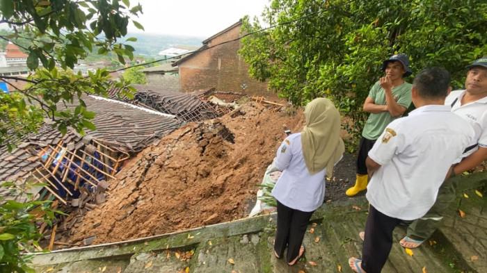 GOTONG ROYONG - Warga Dusun Siroto, Desa Nyatnyono, Kecamatan Ungaran Barat, Kabupaten Semarang, bergotong royong memperbaiki rumah milik Jas’an (74) yang rusak setelah tertimpa longsoran tanah akibat talud setinggi delapan meter di belakang rumahnya jebol, Rabu (5/11/2025) sore. Sebelumnya, hujan lebat melanda wilayah itu hingga tanah tergerus air dan menyebabkan longsor.
