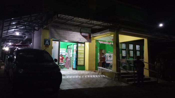 MENUNGGU - Pihak Puskesmas Singorojo I Kendal sedang menunggu jenazah Nabila mahasiswi UIN Walisongo Semarang yang hanyut, Selasa (4/11/2025)