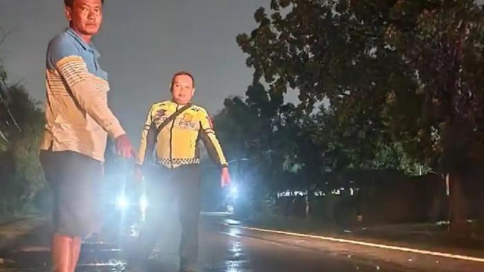 KECELAKAAN - Terjadi kecelakaan maut di Gresik, Jawa Timur, tepatnya di Jalan Raya Pantura Desa Abar-abir, Kecamatan Bungah, Rabu (5/11/2025) malam. Kecelakaan yang melibatkan truk dan motor itu mengakibatkan satu orang meninggal dunia. (TRIBUN JATIM/ISTIMEWA)