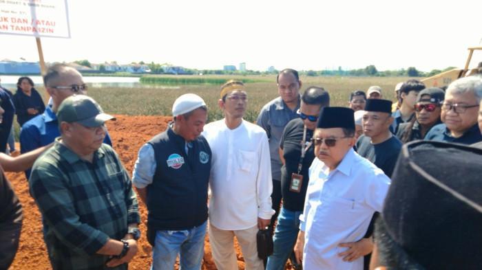 TANAH DISEROBOT - Mantan wakil presiden (Wapres) RI Jusuf Kalla saat meninjau lahan sengketa miliknya dengan pihak Gowa Makassar Tourism Development (GMTD) di Jalan Metro Tanjung Bunga, Tamalate, pesisir barat laut Makassar. Dok Tribun Timur