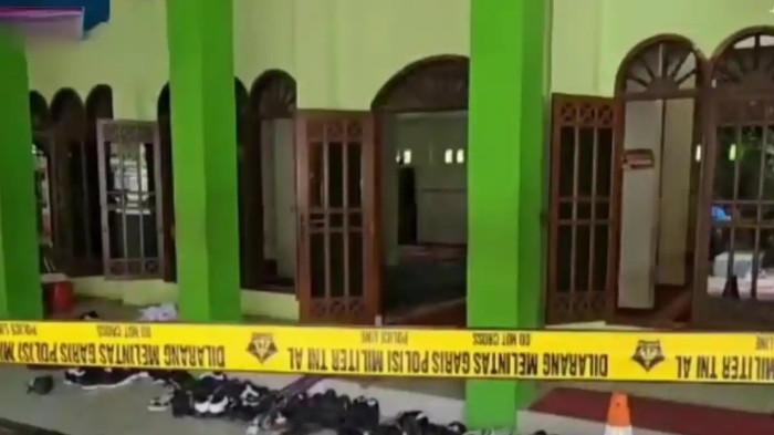 GARIS POLISI: Polisi mamasang garis pembatas lokasi ledakan yang terjadi di SMAN 72 Jakarta di wilayah Kelapa Gading, Jakarta Utara, Jumat (7/11/2025) siang. Sekitar 20 orang mengalami luka-luka akibat ledakan tersebut. (Dok Warta Kota/Youtube KompasTV)