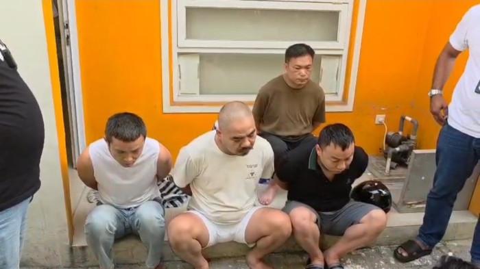 WARGA ASING - Polisi menangkap empat warga negara asing asal Cina yang melakukan pencurian dengan spesialisasi pembobol brangkas di Kota Semarang, Kabupaten Semarang dan Klaten. Selama beraksi di Indonesia mereka mampu menggasak uang hingga miliaran rupiah, Senin, 3 November 2025.