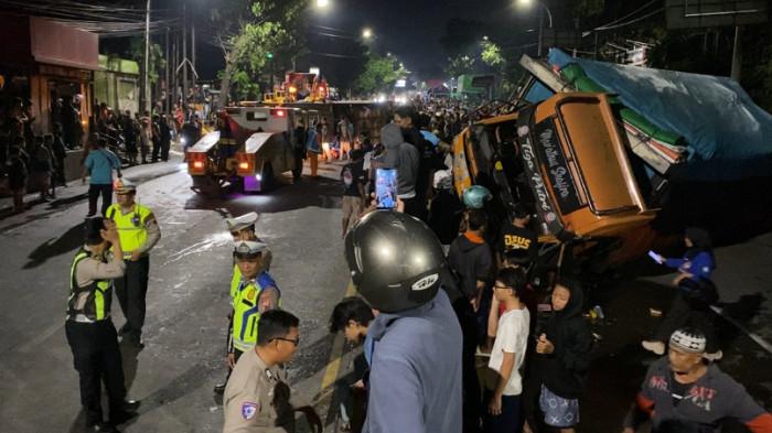 KECELAKAAN KARAMBOL - Potret dampak kecelakaan karambol di Jalan Perintis Kemerdekaan (jalur Semarang-Solo), Kecamatan Banyumanik, Kota Semarang, Jumat (7/11/2025) sekira pukul 22.00. Kecelakaan itu melibatkan tiga kendaraan, yakni satu truk tronton, satu truk boks, dan satu mobil Toyota Avanza.
