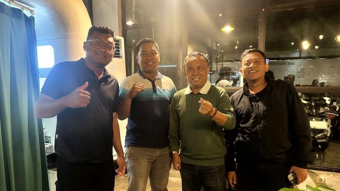 FOTO BERSAMA: Perwakilan investor baru PSIS Semarang, Asghar Saleh, bertemu perwakilan organisasi suporter PSIS Semarang, Semarang Extreme (Snex), baru-baru ini. Kabar masuknya pemilik baru di tubuh PSIS Semarang disambut positif suporter. (Dok)