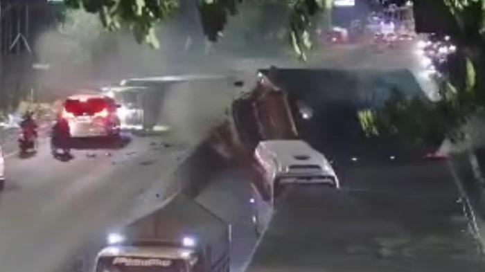 TEREKAM CCTV: Tangkapan layar rekaman CCTV kecelakaan karambol di Jalan Perintis Kemerdekaan, dekat Terminal Banyumanik, Kota Semarang, Jumat (7/11/2025) malam. Kecelakaan itu melibatkan tiga kendaraan, yakni truk tronton, truk boks, dan satu mobil Avanza. (Dok Dishub Kota Semarang/istimewa)
