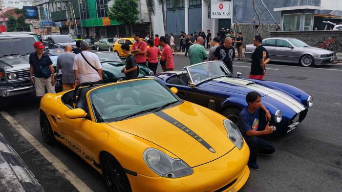 SUASANA BLOK GM - Mobil klasik terparkir di jalanan Gajah Mada Semarang, membuat suasana Gajah Mada saat Minggu pagi jadi berbeda.