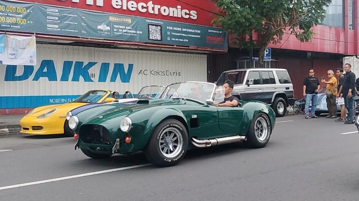 SUASANA BLOK GM - Mobil klasik terparkir di jalanan Gajah Mada Semarang, membuat suasana Gajah Mada saat Minggu pagi jadi berbeda.