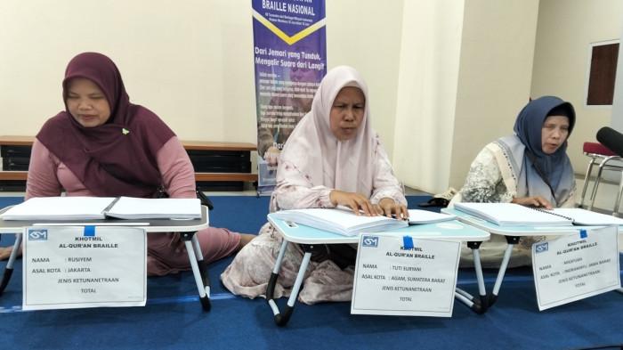 BACA AL-QUR'AN - Penyandang tunanetra membaca Al-Quran braile pada jambore Al-Quran Braile di Komplek Islamic Center Semarang, Minggu (9/11/2025).