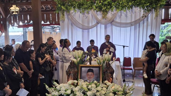 RUMAH DUKA - Suasana rumah duka keluarga Wali Kota Semarang, Agustina Wilujeng Pramestuti di kawasan Gedawang, Banyumanik, Semarang, Minggu (9/11/2025). Suami Agustina, Djoko Riyanto, yang merupakan anggota Komisi C DPRD Kota Semarang dan juga kader PDI Perjuangan, tutup usia, Minggu (9/11/2025). 
 