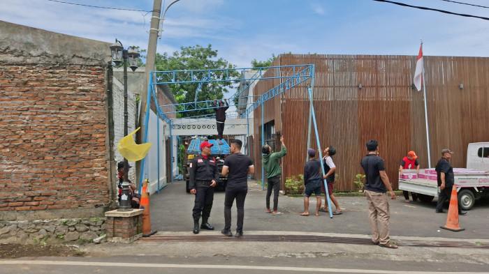 RUMAH DUKA - Suasana sekitar rumah duka keluarga Wali Kota Semarang, Agustina Wilujeng Pramestuti di kawasan Gedawang, Banyumanik, Semarang, Minggu (9/11/2025).Suami Agustina, Djoko Riyanto, yang merupakan anggota Komisi C DPRD Kota Semarang dan juga kader PDI Perjuangan, tutup usia, Minggu (9/11/2025).