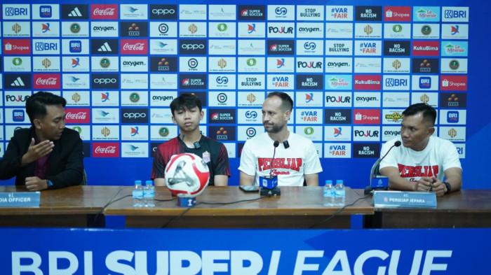 PERSIJAP - Suasana Jumpa Pers sebelum pertandingan Persijap Jepara melawan Madura United di di Stadion Gelora Madura Ratu Pamelingan, Pamekasan, Minggu (9/11/2025). Dok Persijap