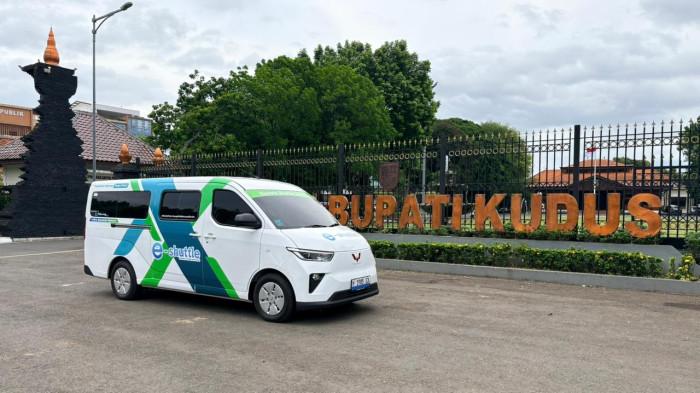 E-Shuttle dengan menggunakan armada Mitra EV yang merupakan unit terbaru Electric Vehicle dari Wuling
E-Shuttle ini merupakan layanan transportasi shuttle bertenaga listrik dengan menghadikan pengalaman baru bertema nyaman, modern dan ramah lingkungan bagi masyarakat.