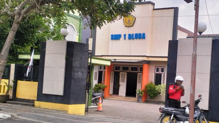 PERUNDUNGAN - Potret dari depan Kompleks SMP Negeri 1 Blora, Senin (10/11/2025). Di sekolah tersebut diakui telah terjadi kasus perundungan. Korban adalah siswa kelas VIII dan pelakunya mayoritas siswa kelas VII.