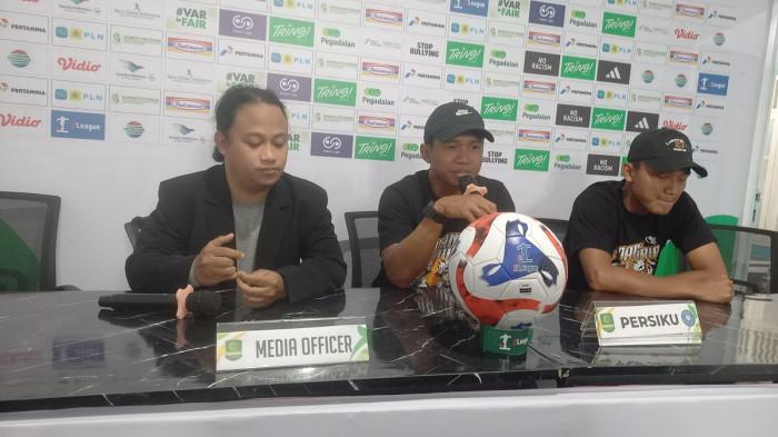 MEMBERI KETERANGAN – Caretaker pelatih Persiku Kudus Noor Hadi (tengah) saat memberikan keterangan dalam konferensi pers di Stadion Wergu Wetan Kudus, Senin (10/11/2025).
