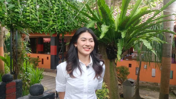 RAMBAH DUNIA FILM - Karina Moudy (20), memberikan keterangan kepada wartawan di restoran Kampoeng Pati, Senin (10/11/2025). Dia menceritakan keterlibatannya dalam film Sekawan Limo 2 yang direncanakan tayang di bioskop pada 2026.