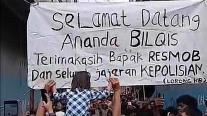 DISAMBUT WARGA - Bilqis bocah 4 tahun asal Kota Makassar disambut warga setelah diselamatkan polisi dari tangan penculik. Spandu bertuliskan Selamat Datang Ananda Bilqis, Terima Kasih Bapak Resmob dan Seluruh Jajaran Kepolisian terpasang di gang menyambut kedatangan Bilqis. Dok Resmob