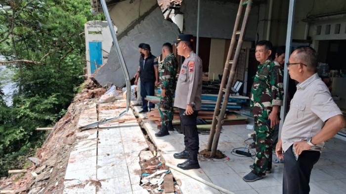 BENCANA BANYUMAS - Longsor yang terjadi juga di Desa Dukuhwaluh RT 1 RW 3, Kecamatan Kembaran, dan menimpa salah satu rumah, Minggu (9/11/2025). Berdasarkan laporan resmi Pusdalops-PB BPBD Kabupaten Banyumas tercatat total 23 kejadian bencana alam terjadi di wilayah Banyumas. Dok BPBD Banyumas.